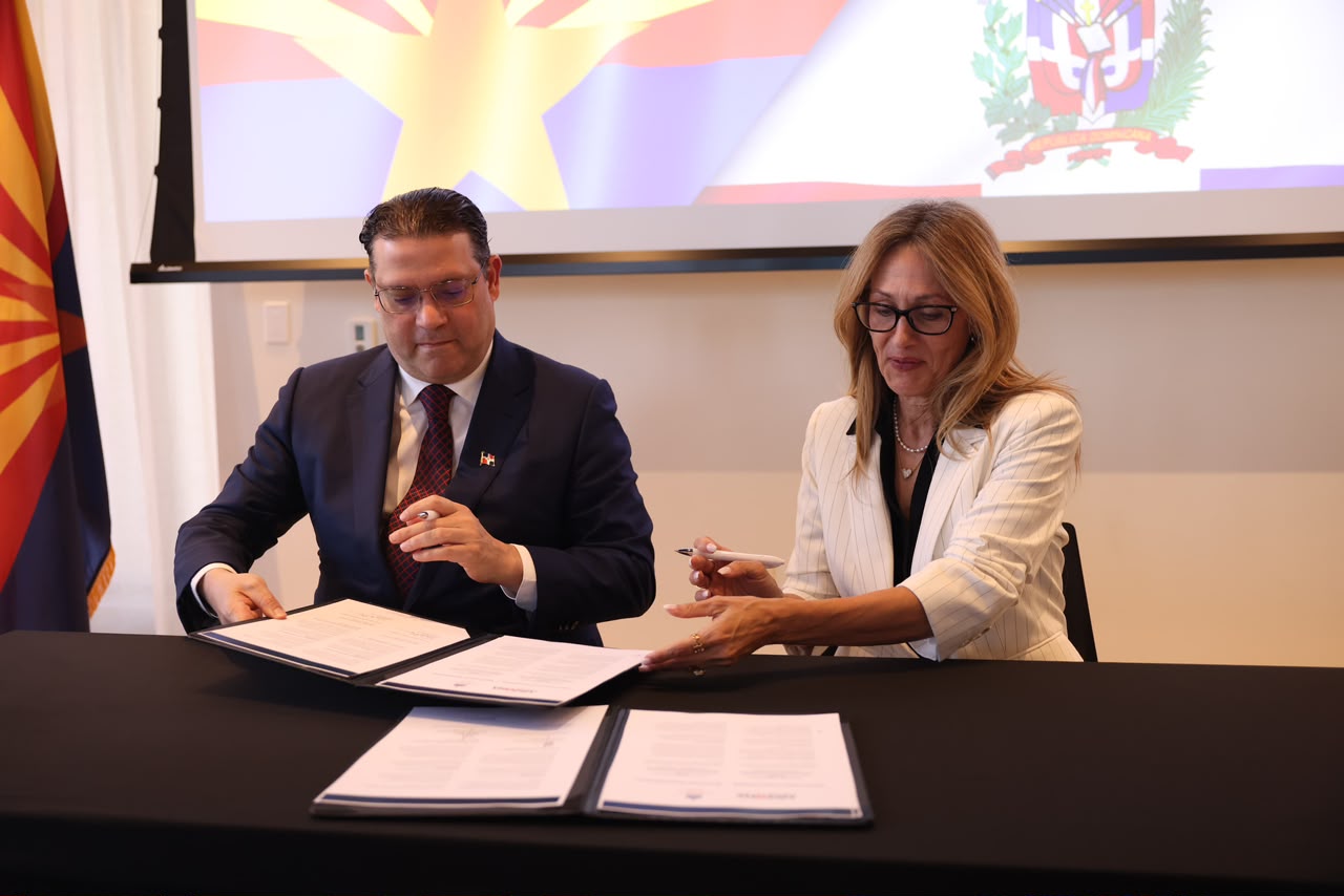 Yayo Sanz Lovatón firma alianza con Arizona para impulsar la industria de semiconductores