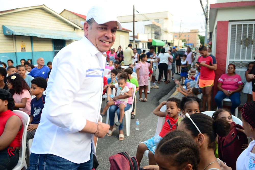 Secretario General del PRSC Papito Cruz entrega útiles escolares en sectores vulnerables de Santiago previo al inicio del año escolar 2026-2027