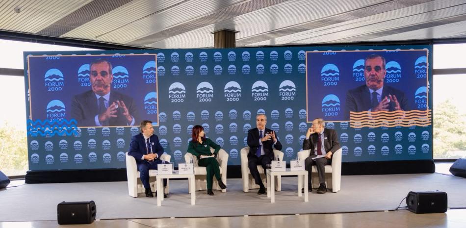  Presidente Abinader  en la 30.ª Conferencia Anual de Forum 2000, reafirma su gobierno termina en el 2028